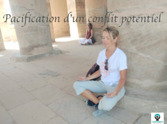 Une fille qui médite dans un temple égyptien